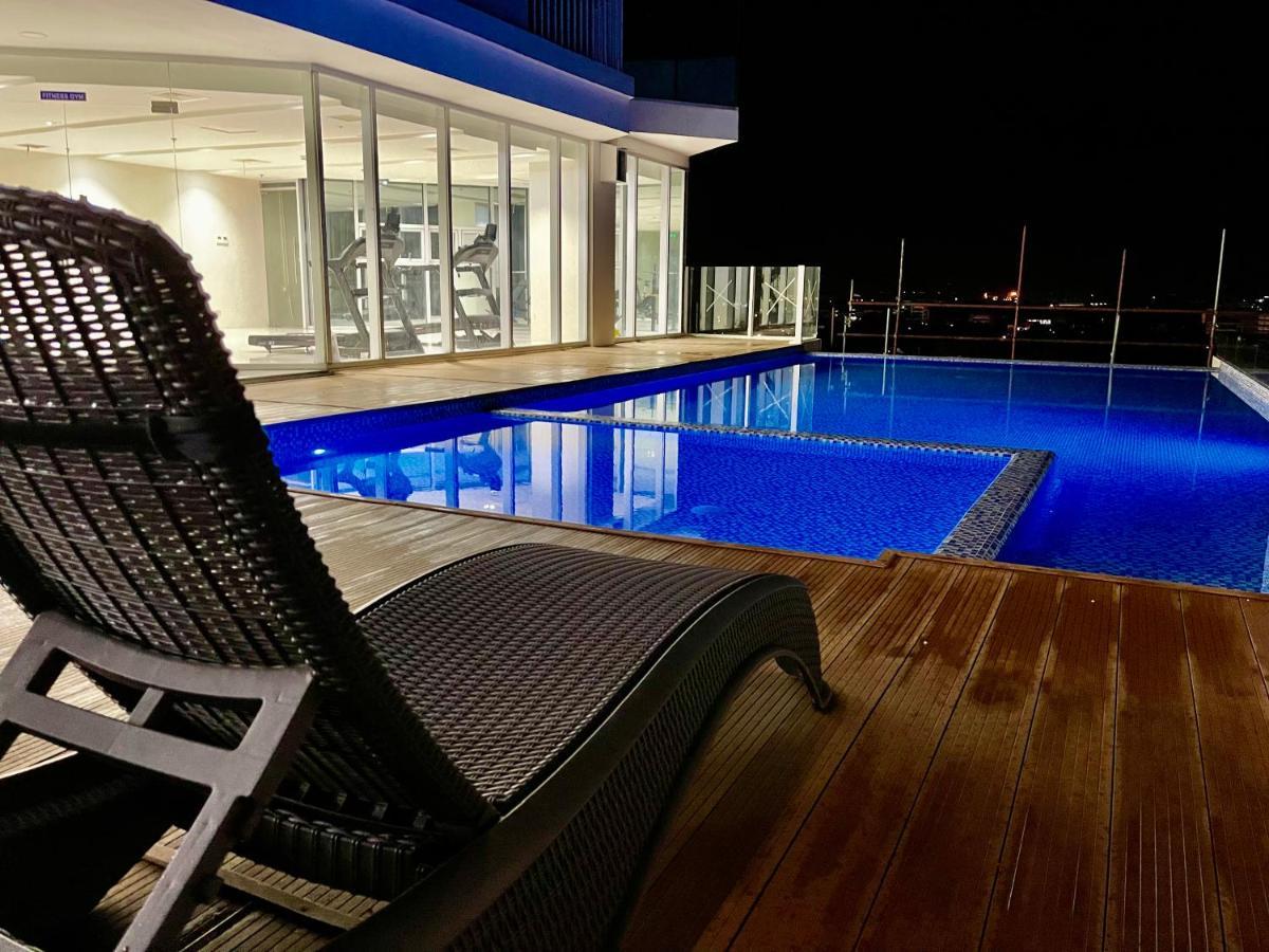 Inspiria Aparthotel Davao Bagian luar foto